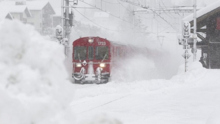 Влакът София Бургас е спрял в полето край Айтос