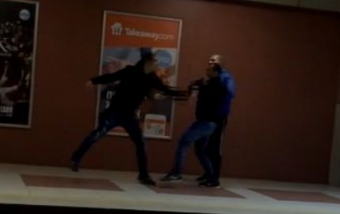 Група младежи си налетяха в столичното метро пред очите на