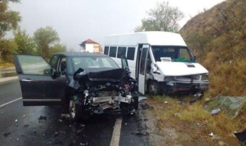 Товарен автомобил и крадена кола се удариха във Врачанско съобщиха