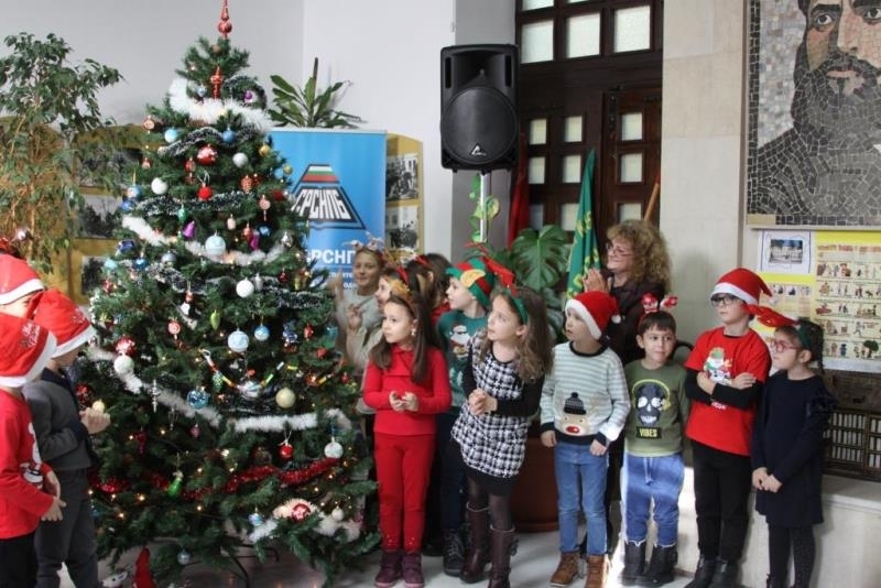 Днес учениците от Средно училище Христо Ботев във Враца запалиха