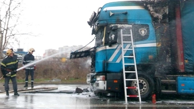 Камион на монтанска фирма е изгорял при пожар снощи в