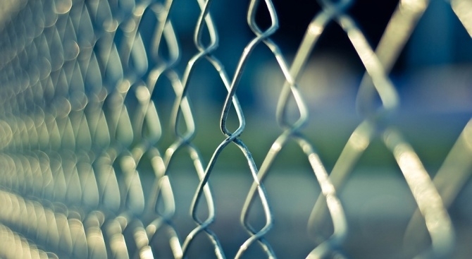 Шест задържани лица са успели да избягат рано тази сутрин