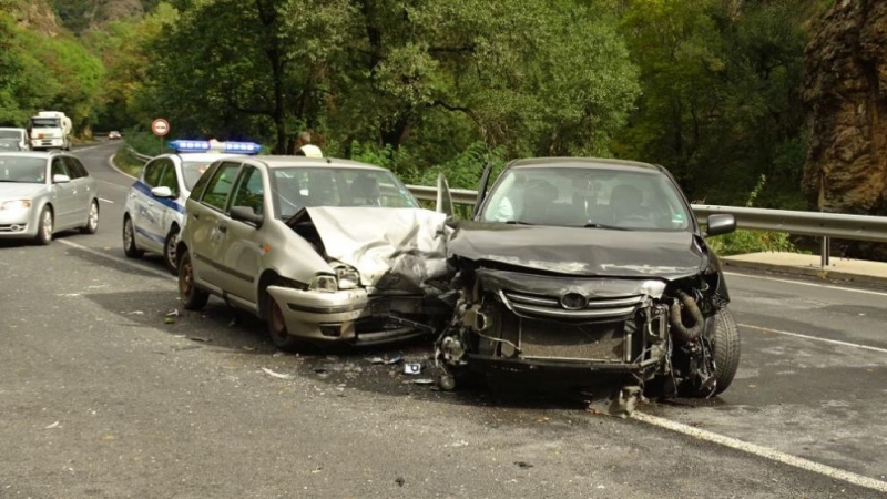 Двама души са пострадали при катастрофа в Кресненското дефиле съобщиха