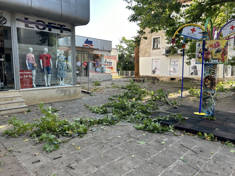 Силни бури удариха Северозападна България тази нощ Радарите и сателитите