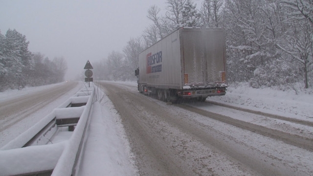 От днес след обяд е спряно движението на камиони над