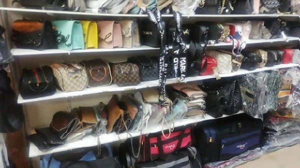 Множество артикули брандирани с лого на известни търговски марки и