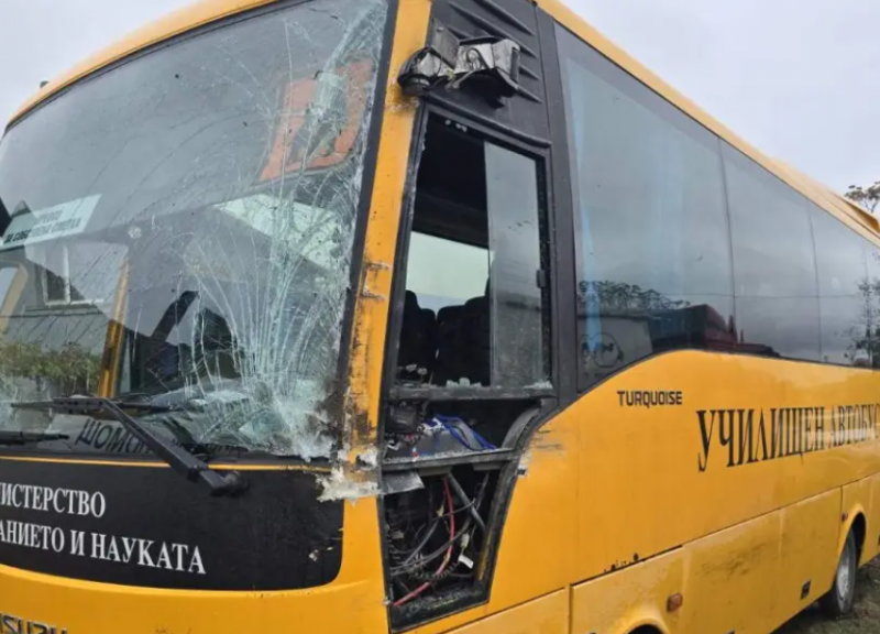 Училищен автобус и кола се помляха във Видинско, има пострадало дете