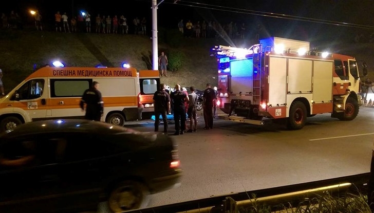 Кола се заби в постройка край пътя във Врачанско шофьорът