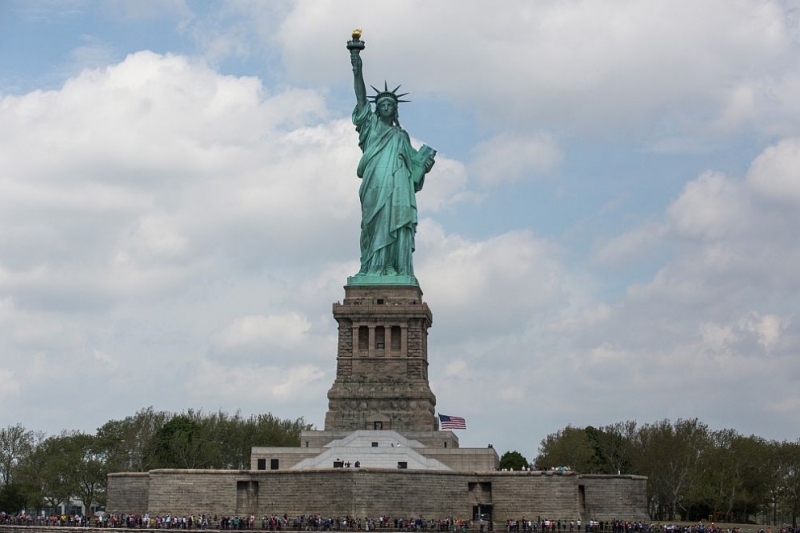 Жена се покачи на Статуята на свободата съобщи АП Това