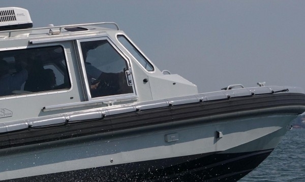 Неуправляема лодка за разходка се заби на плаж Крайморие край