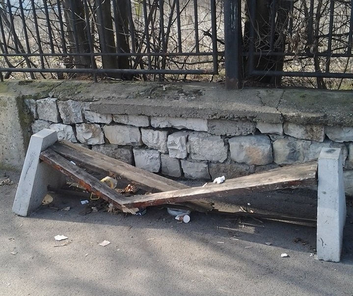 Вандали са изпочупили пейките в района на Кауфланд в Монтана