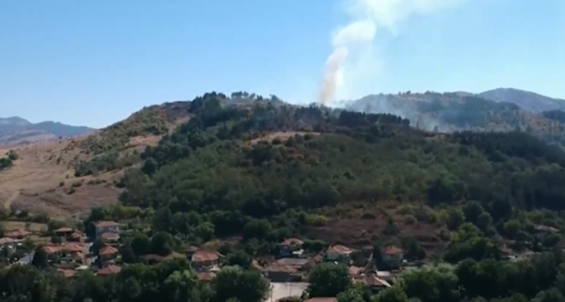 Голям пожар избухна в района на първомайското село Искра Огнената