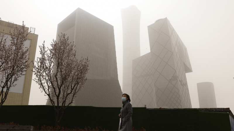 Китайската столица Пекин осъмна днес обвита в плътен прах с