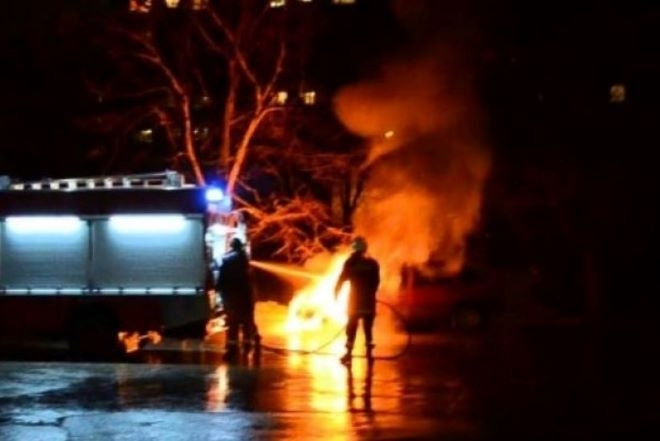 Мерцедес пламна на паркинг във Враца съобщиха от областната дирекция