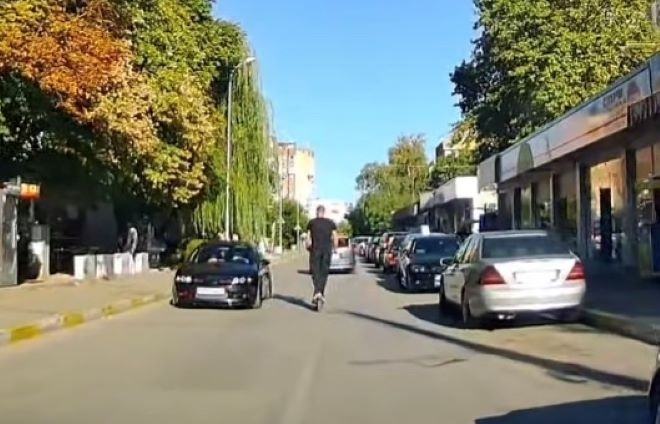 На косъм от инцидент! Мъж с електрическа тротинетка се движи безотговорно по улица във Враца /снимки+видео/