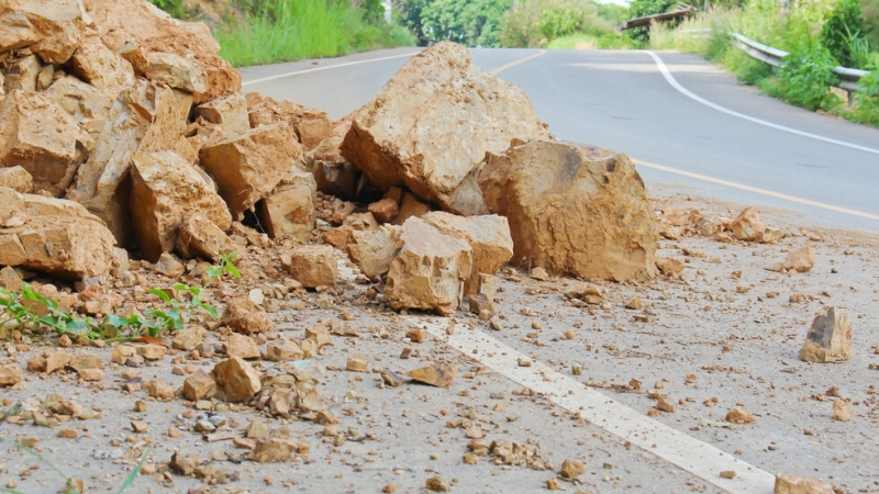 Свлачище ограничи движението по пътя Троян Кърнаре Трафикът на леки коли