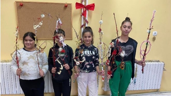 Деца от врачанско село майсториха сурвачки за предстоящите празници