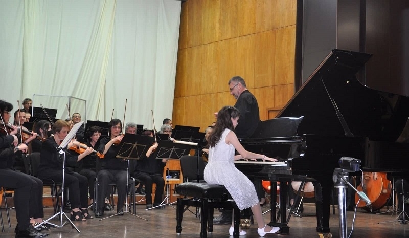През 2021 г младата врачанска пианистка Елица Стефанова отново постигна