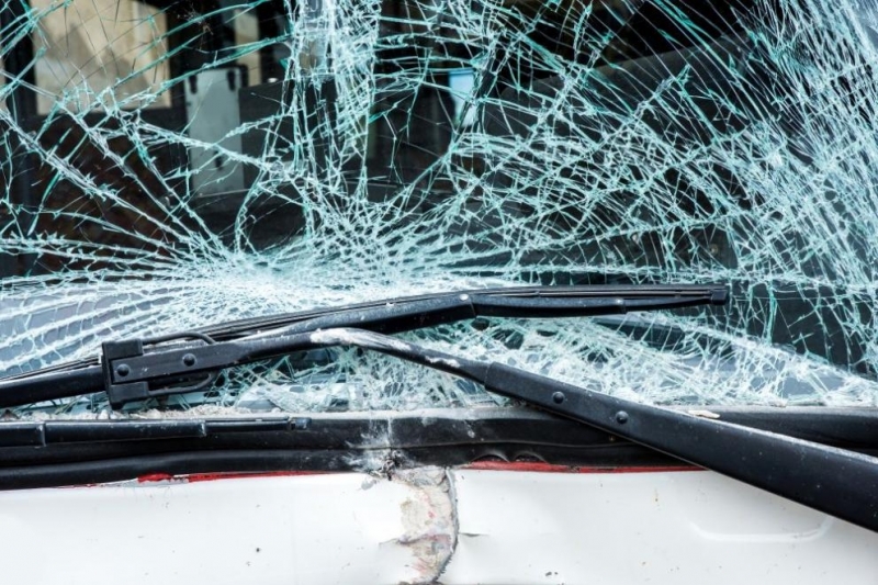 Пътен инцидент между лек автомобил бус и тир затруднява движението