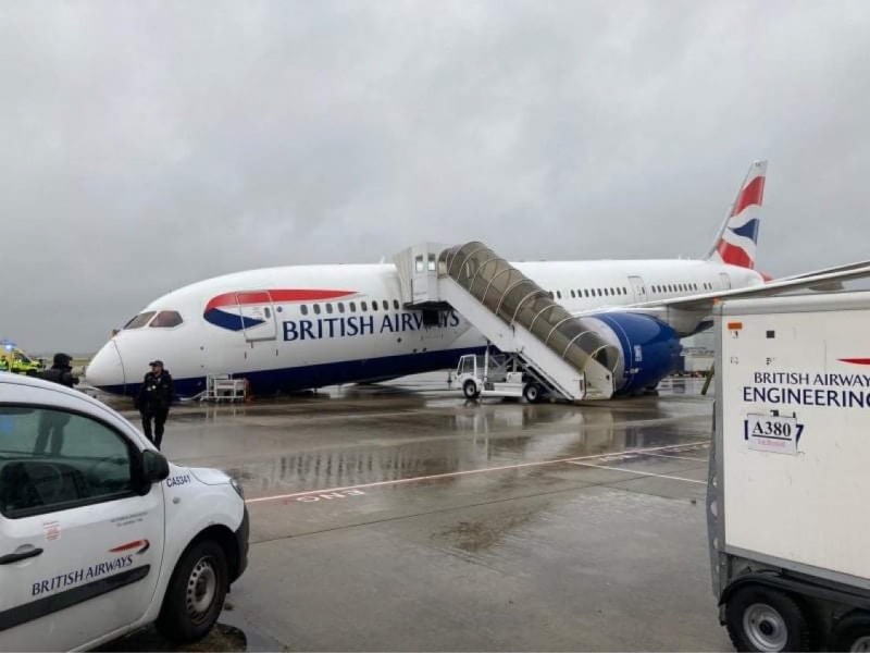 Предният колесник на самолет на British Airways се е счупило