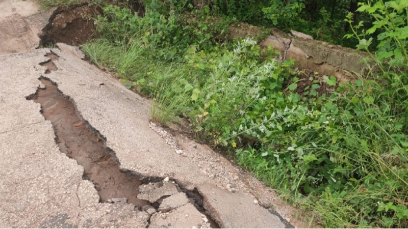 След поредните дъждове се стигна до откъсване на подпорната стена