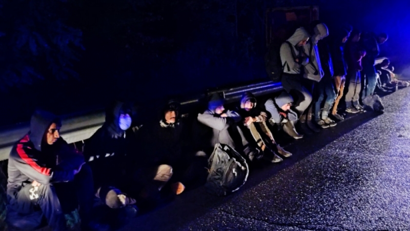 Седем мигранти загинаха а други осем бяха ранени когато колата