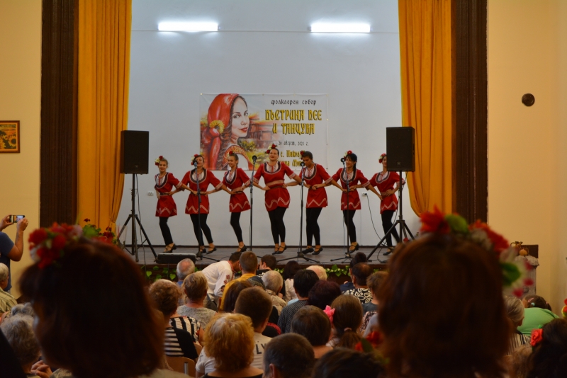 В напълно променена зала започна традиционният за село Николово фолклорен