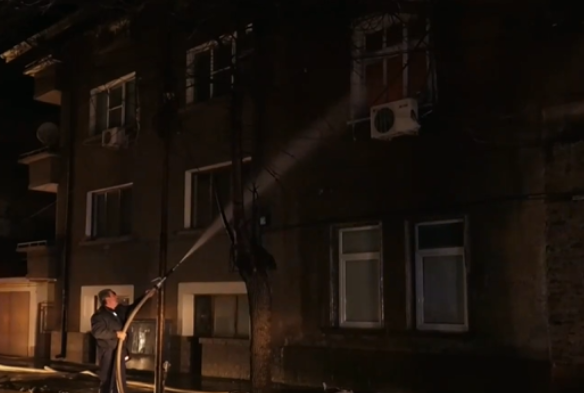 Голям пожар горя тази нощ в къща в централната част