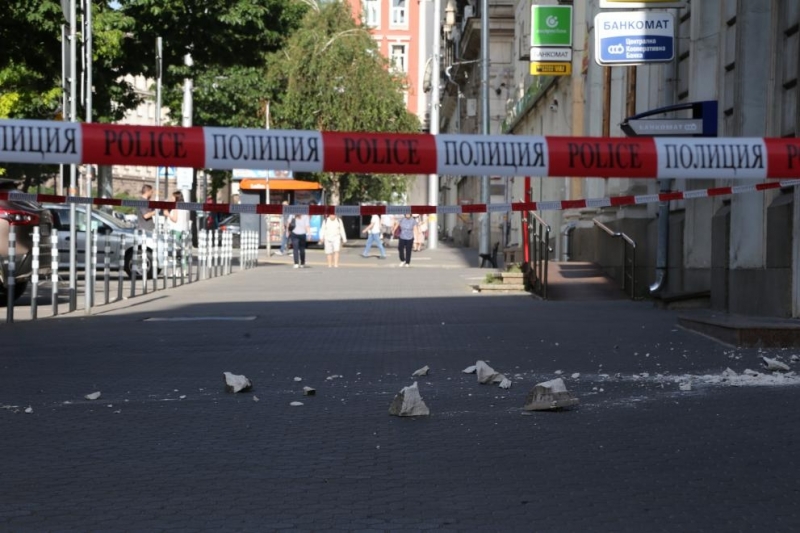 Огромно парче от балкон на сграда намираща се на ъгъла