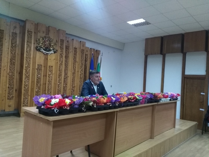 Кметът на Криводол Петър Данчев поздрави дамите от общинската администрация