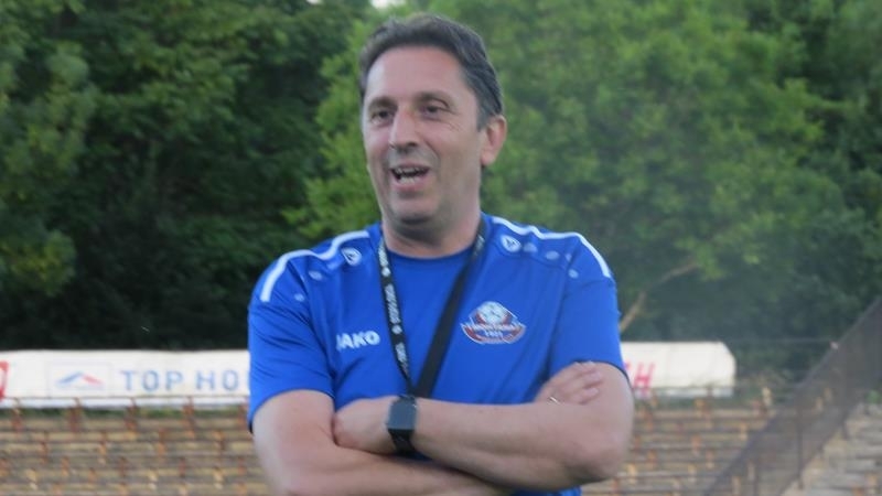 Старши треньорът на Монтана Атанас Атанасов Орела и още четирима футболисти