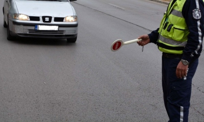 Полицаи хванаха мъж да юрка нередовна кола във Врачанско съобщиха