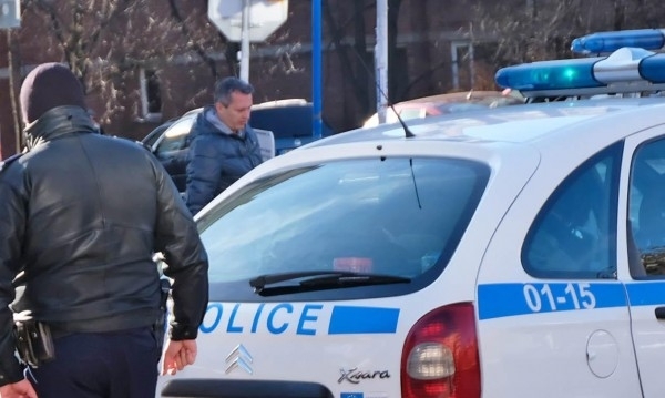 Въоръжен с пистолет мъж нахлу тази сутрин в чейндж бюро