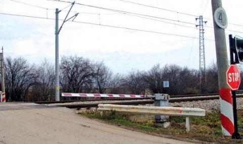Джигит потроши бариера на жп прелез в Мездренско и избяга