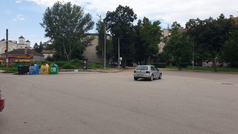 Видинчани се присмяха на поредното безумно паркиране насред кръстовище в