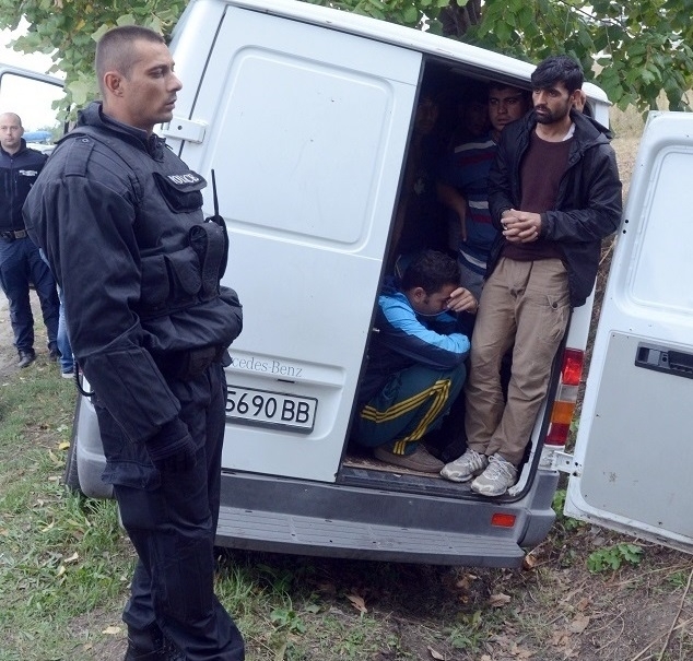 Полицаи са заловили бус с бежанци край Враца съобщиха от