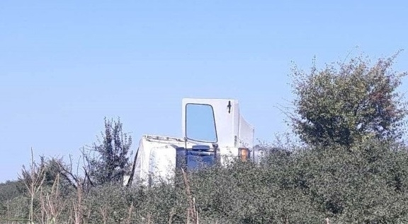 Kамион с препарати се е обърнал на пътя край врачанското