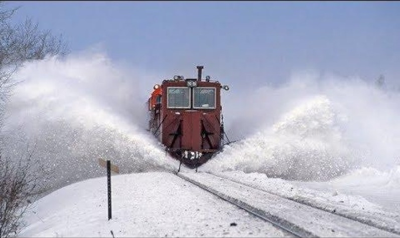 Поради усложнена метеорологичната обстановка и обилния снеговалеж в страната движението