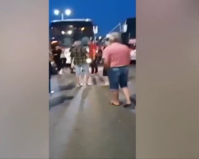 Скандал между туристи на българо турската граница Родни екскурзианти блокираха с