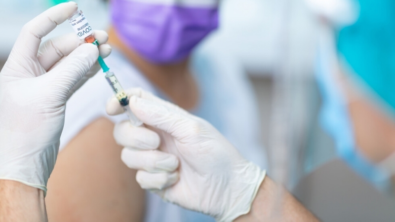 Испания ще поставя само по една доза ваксина на хора