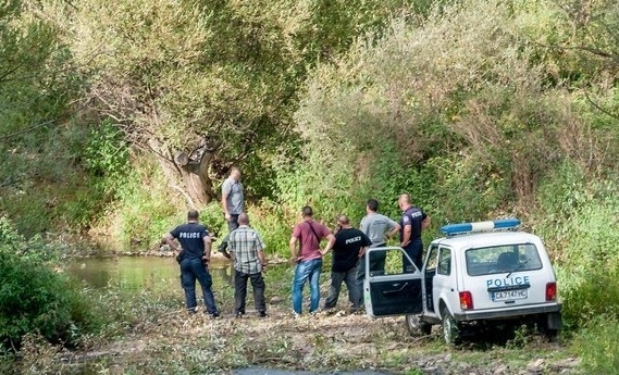 Трупът на мъж е бил открит в реката във врачанското