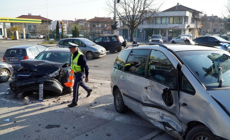 Две коли се блъснаха във Враца, съобщиха от МВР в