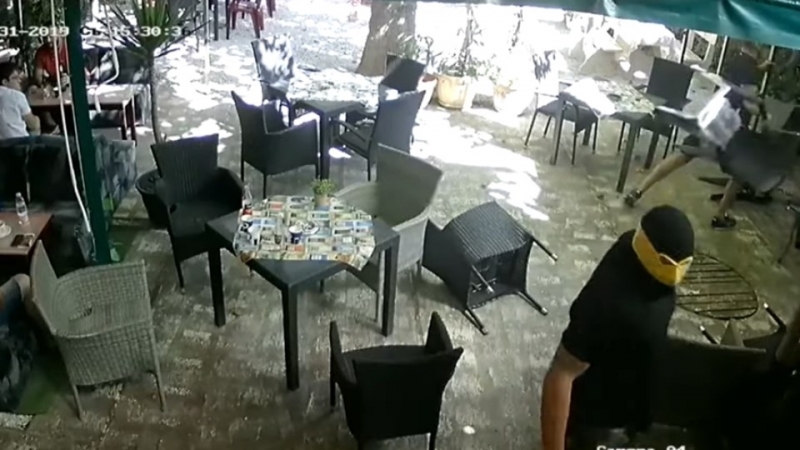 Въоръжени и маскирани лица са влезли в заведение на прохода