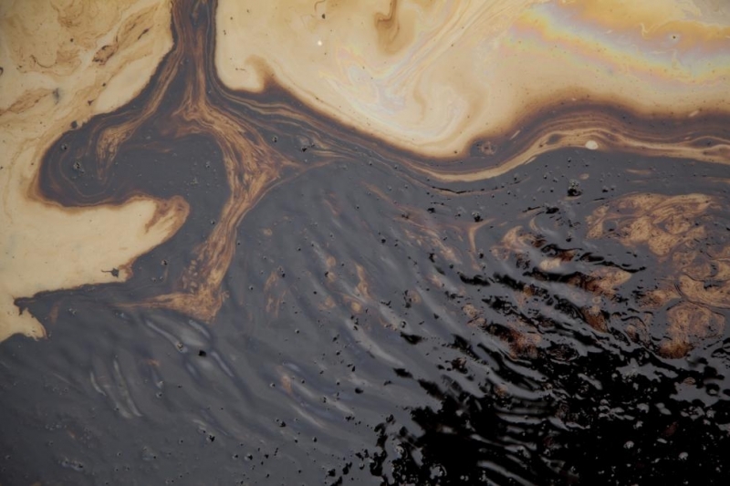 Голям петролен разлив се образува в река Батман намираща се