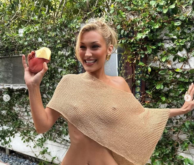 Бела Хадид заголи дупе в изрязана рокля /снимки/