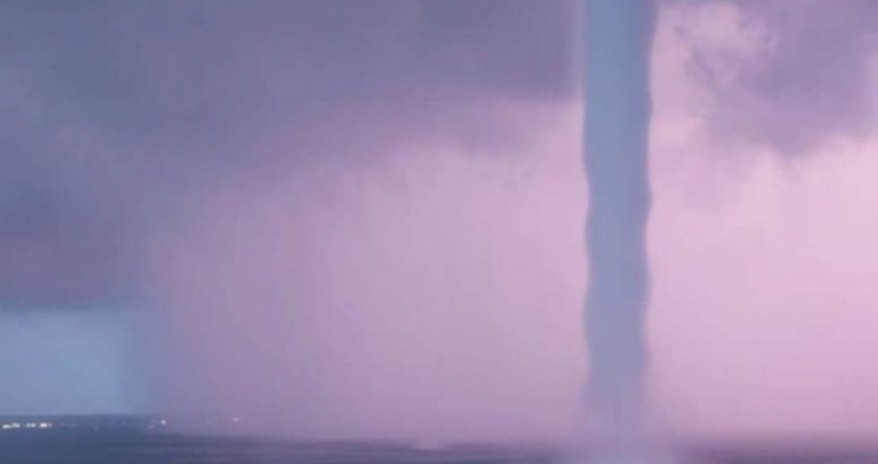 Най малко 22 души са били убити по време на торнадо