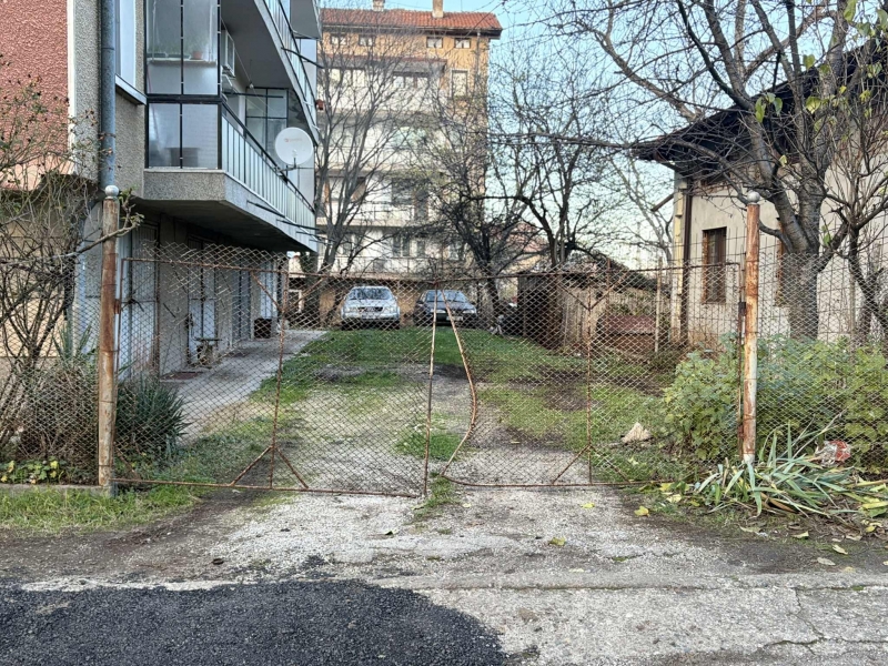 Кола е помела ограда във Враца а шофьорът е избягал