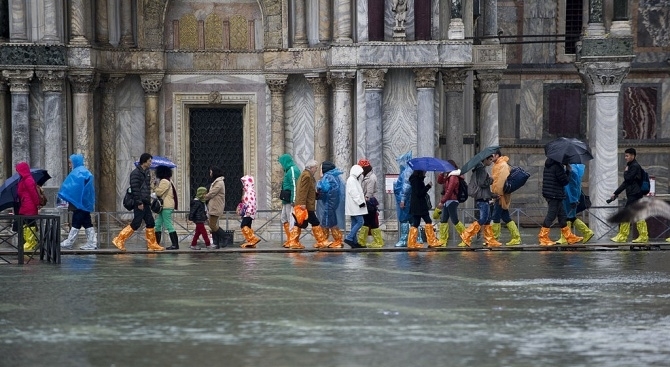 Най малко двама души станаха жертва на поройните дъждове в областите Пиемонте