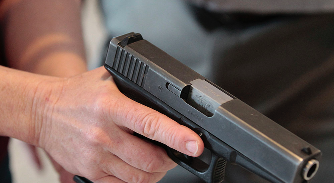 Врачанин е вдигнал накрак полицията след като опрял пистолет в