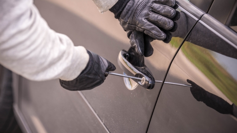 Автокрадци са отмъкнали кола от София а след това я